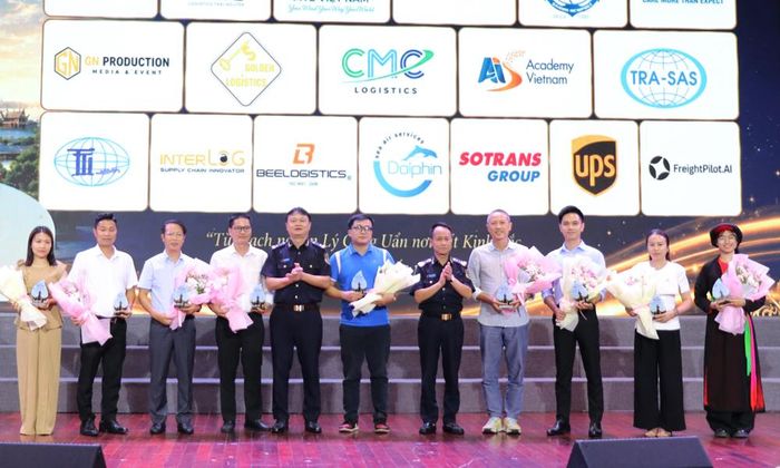  Chi cục Hải quan khu vực V vinh danh, trao kỷ niệm chương cho các doanh nghiệp. 