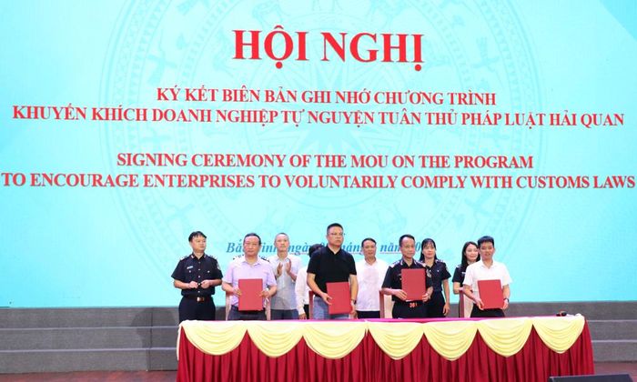  Chi cục Hải quan khu vực V ký kết Biên bản ghi nhớ với doanh nghiệp tham gia chương trình khuyến khích doanh nghiệp tự nguyện tuân thủ pháp luật hải quan. 