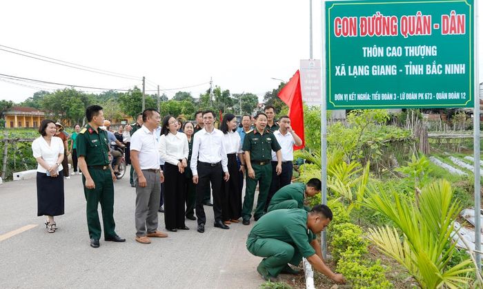 Các đại biểu tham quan mô hình "Làng Quân - Dân" tại xã Lạng Giang.