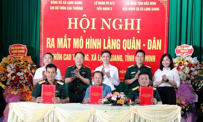 Thôn Cao Thượng và các đơn vị ký kết quy chế phối hợp xây dựng " Làng Quân - Dân".