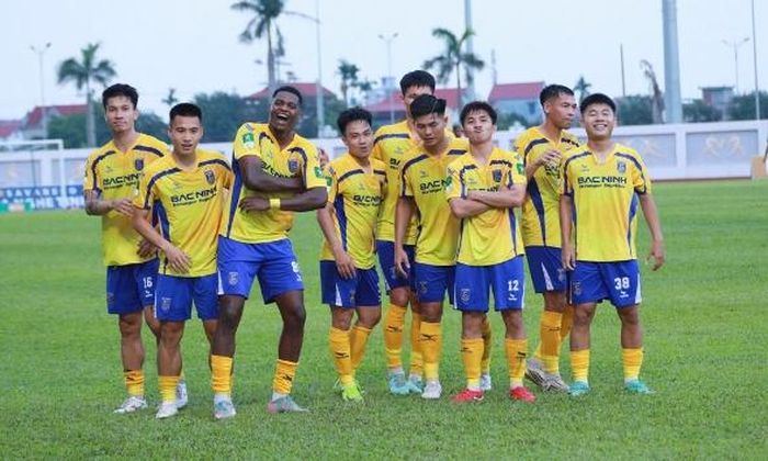  Các cầu thủ Bắc Ninh FC ăn mừng trận thắng đầy kịch tính trước đội đầu bảng Trường Tươi Đồng Nai. 