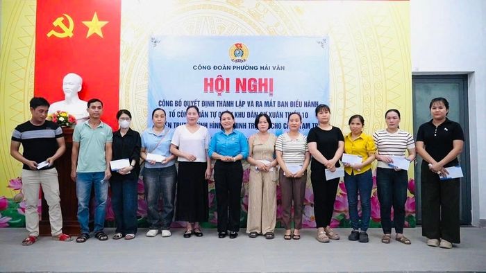 Công đoàn phường Hải Vân ra mắt Tổ công nhân tự quản Khu dân cư Xuân Thiều 10. Ảnh: VY DŨNG