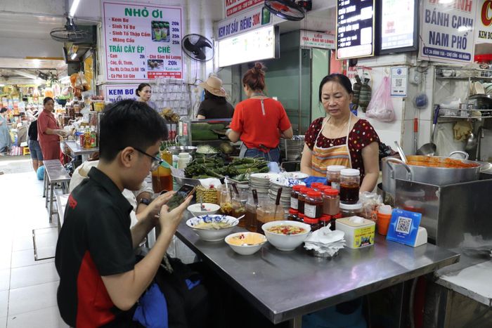 Tiểu thương chợ Cồn chủ động bảo đảm vệ sinh an toàn thực phẩm mùa nắng nóng. Ảnh: KHÁNH NGÂN