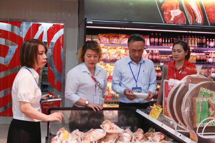 Chi cục An toàn thực phẩm thành phố thành lập các đoàn kiểm tra về an toàn thực phẩm tại cơ sở sản xuất, kinh doanh và dịch vụ ăn uống trên địa bàn thành phố. Ảnh: ĐVCC