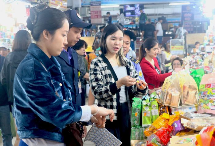 Việc niêm yết giá và bán theo giá niêm yết được ban quản lý các chợ du lịch tại Đà Nẵng kiểm soát chặt chẽ. Ảnh: VĂN HOÀNG