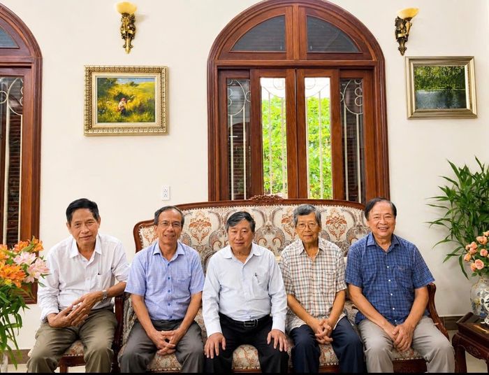 Bạn bè một lần vào thăm anh Vũ Ngọc Hoàng (thứ hai, phải sang, 6/2025). Ảnh: Tư liệu