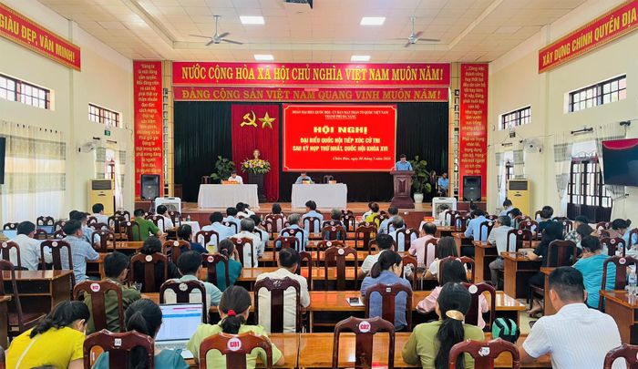 Quang cảnh tiếp xúc cử tri tại xã Chiên Đàn. Ảnh: H.CHÂU