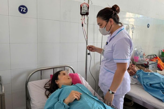 Bệnh nhân Thalassemia truyền máu định kỳ tại Bệnh viện Đà Nẵng. Ảnh: TRÂM ANH