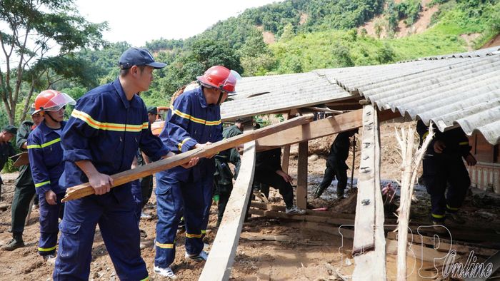 Công an Điện Biên hỗ trợ người dân khắc phục hậu quả thiên tai.