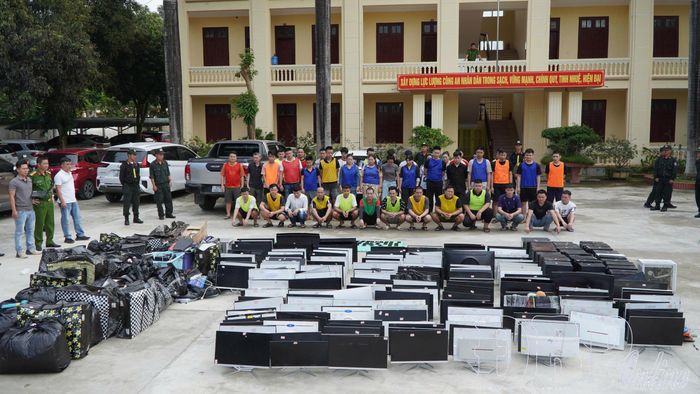 Các đối tượng cùng tang vật trong chuyên án 625T bị Công an Điện Biên bắt giữ.