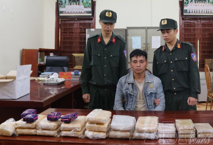 Công an Điện Biên phá thành công chuyên án 824T, bắt giữ đối tượng Vàng A Tồng, trú tại bản Huổi Va A, xã Tìa Dình cùng 11 bánh ma túy và nhiều tang vật liên quan.