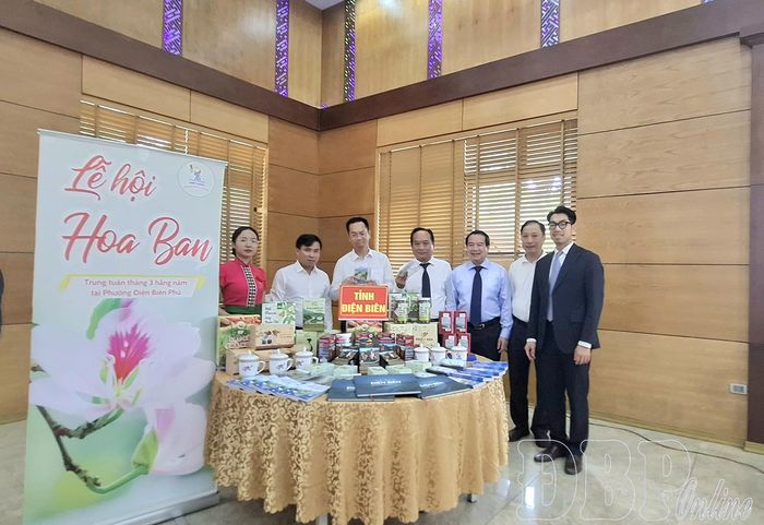 Đoàn đại biểu tỉnh Điện Biên tham dự hội nghị.