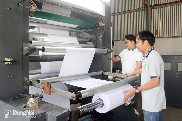 Sản xuất tại một doanh nghiệp ngành bao bì ở phường Long Bình. Ảnh: Vương Thế