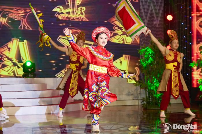 Ca khúc “Hào hùng sử Việt” đưa khán giả nhỏ tuổi ngược dòng lịch sử, thêm tự hào về truyền thống dân tộc. Ảnh: Minh Huệ