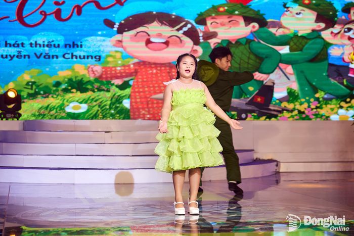 Thiên Hương gửi gắm tình cảm yêu thương và lòng biết ơn qua ca khúc “Cảm ơn chú bộ đội”. Ảnh: Minh Huệ