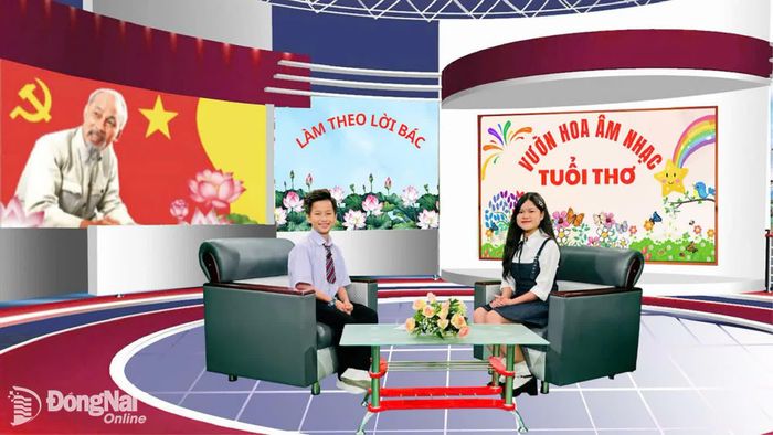 Hai MC San San - Châu Phát dẫn dắt chương trình Vườn hoa âm nhạc tuổi thơ với chủ đề “Làm theo lời Bác”. Ảnh: Minh Huệ