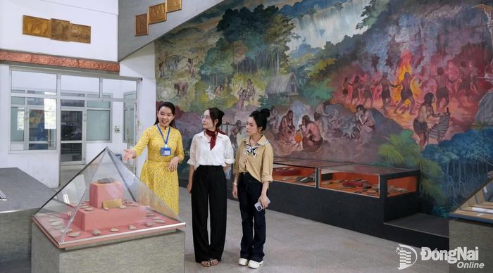 Di sản viên Võ Kim Thy giới thiệu đến 2 MC Diệu Hiền và Minh Tuyết cùng khán giả tìm hiểu về đời sống cư dân cổ qua các hiện vật được lưu giữ tại Bảo tàng Đồng Nai. Ảnh: Tiến Dũng