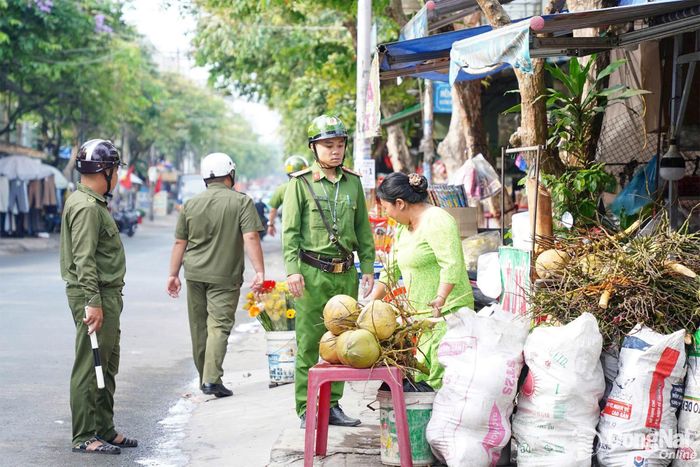 Công an phường Biên Hòa ra quân xử lý trật tự đô thị trên đường Nguyễn Thị Tồn. Ảnh: Đăng Tùng