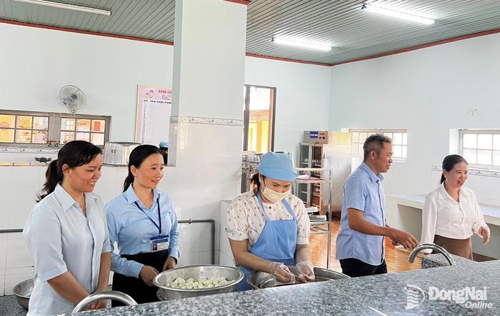 Đoàn kiểm tra thực tế bếp ăn tập thể, công tác lưu mẫu thực phẩm và hồ sơ quản lý tại Trường mẫu giáo Hướng Dương, xã Lộc Thạnh. Ảnh: Thanh Tuyền