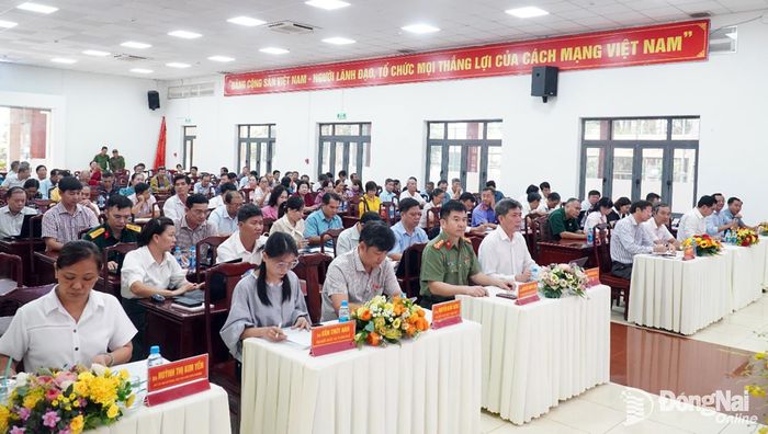 Các đại biểu và cử tri dự buổi tiếp xúc. Ảnh: Văn Tâm
