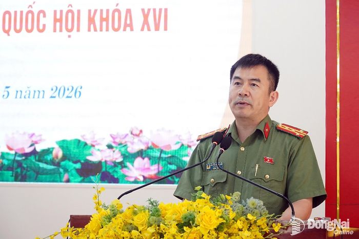 Đại biểu Quốc hội Nguyễn Trung Kiên trả lời ý kiến cử tri tại buổi tiếp xúc. Ảnh: Văn Tâm