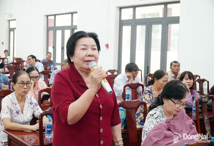 Các cử tri phát biểu ý kiến tại buổi tiếp xúc. Ảnh: Văn Tâm