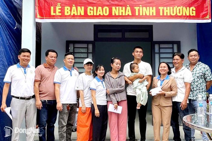 Sự phối hợp giữa Hội Bảo trợ người khuyết tật, trẻ mồ côi và bệnh nhân nghèo thành phố Đồng Nai cùng các đội, nhóm thiện nguyện đã mang lại phép màu về an cư cho gia đình chị Nhung. Ảnh: Thu Hiền