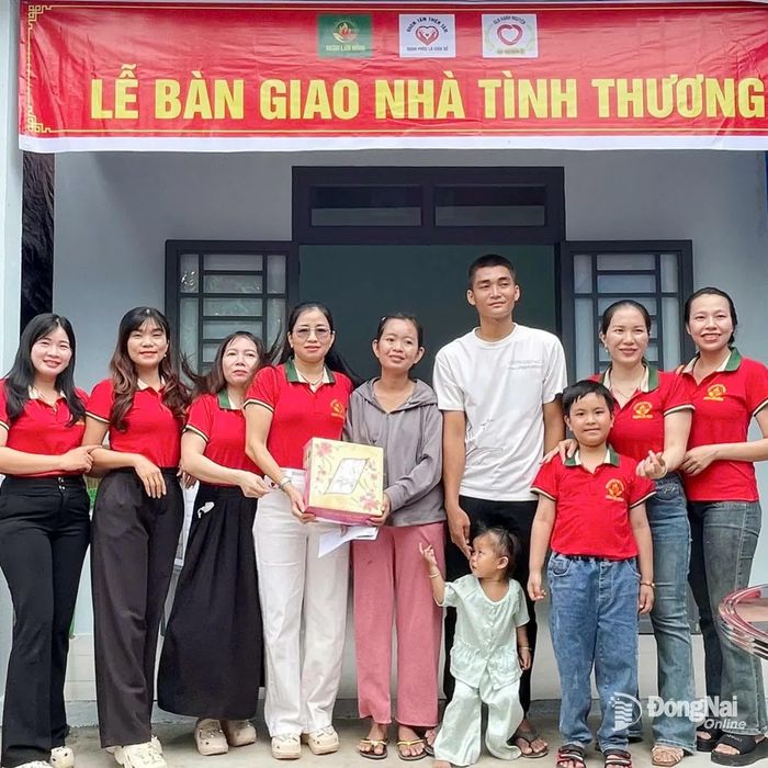 Câu lạc bộ Ngọn lửa hồng (thành phố Đồng Nai) trao nhiều phần quà nhu yếu phẩm cho gia đình chị Nhung trong ngày bàn giao nhà. Ảnh: Thu Hiền