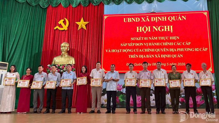 Khen thưởng các tập thể và cá nhân có thành tích xuất sắc trong phong trào thi đua “Tổ chức vận hành chính quyền địa phương 2 cấp đồng bộ, thông suốt, hiệu lực, hiệu quả trên địa bàn xã Định Quán”.