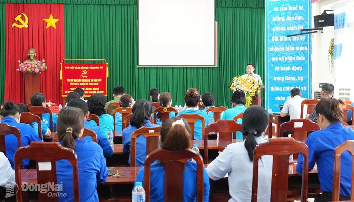 Lãnh đạo Ủy ban MTTQ Việt Nam xã Bàu Hàm phát biểu tại hội nghị. 