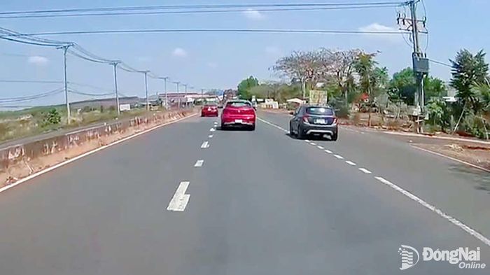 Xe ô tô con đi không đúng làn quy định, ảnh chụp từ clip. Ảnh: CTV