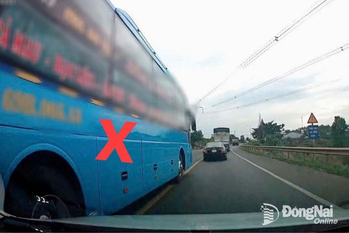 Hình ảnh xe ô tô biển số 69B-00x.xx vượt xe không đúng quy định được camera hành trình ghi lại. Ảnh: Chụp màn hình