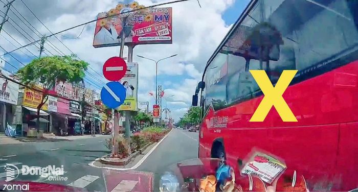 Hình ảnh xe khách vi phạm hành vi vượt xe không đảm bảo an toàn được camera hành trình ghi lại. Ảnh: Mộc Miên
