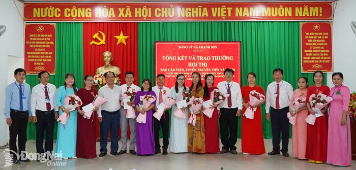 Ban Tổ chức đã trao giải cho các thí sinh đạt thành tích cao trong hội thi báo cáo viên, tuyên truyền viên giỏi năm 2026 xã Thanh Sơn.