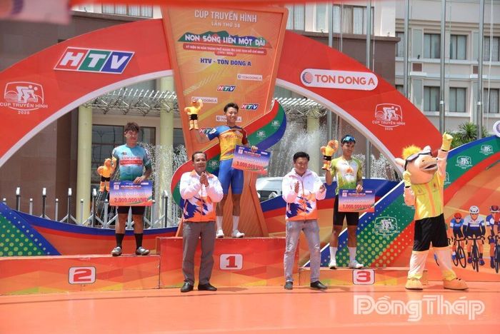 Vận động viên Phan Hoàng Thái (bục hạng Nhất), một trong những vận động viên xe đạp chủ lực của tỉnh Đồng Tháp.