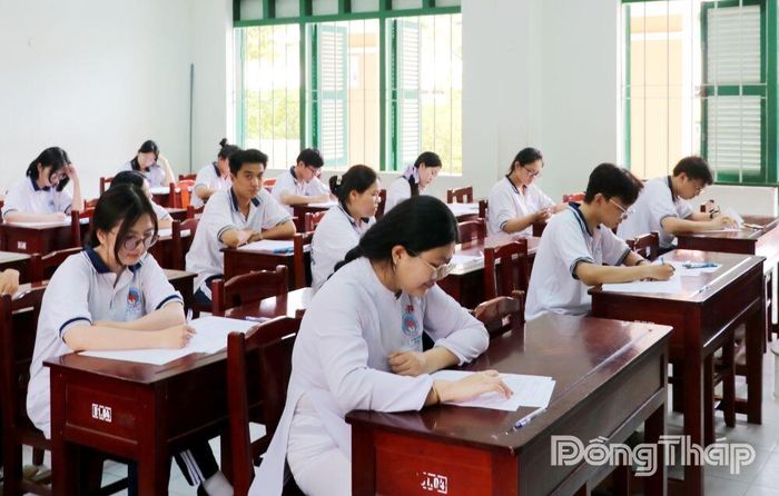 Học sinh lớp 12 tại Trường THPT Nguyễn Đình Chiểu (phường Mỹ Tho) tham gia Kỳ thi thử tốt nghiệp THPT năm 2026. 