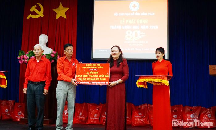 Đại diện các doanh nghiệp, nhà hảo tâm trao bảng tượng trưng hỗ trợ chuỗi hoạt động Tháng Nhân đạo năm 2026.