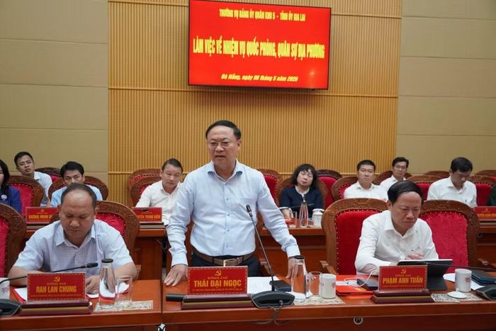  Bí thư Tỉnh ủy Thái Đại Ngọc đánh giá cao sự hỗ trợ nhiệt tình, hiệu quả của Quân khu 5 đối với Gia Lai trong phòng - chống thiên tai, cứu hộ, cứu nạn và bảo đảm quốc phòng - an ninh. Ảnh: N.H 