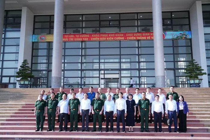  Các đồng chí lãnh đạo tỉnh Gia Lai và Quân khu 5 chụp ảnh lưu niệm. Ảnh: N.H 