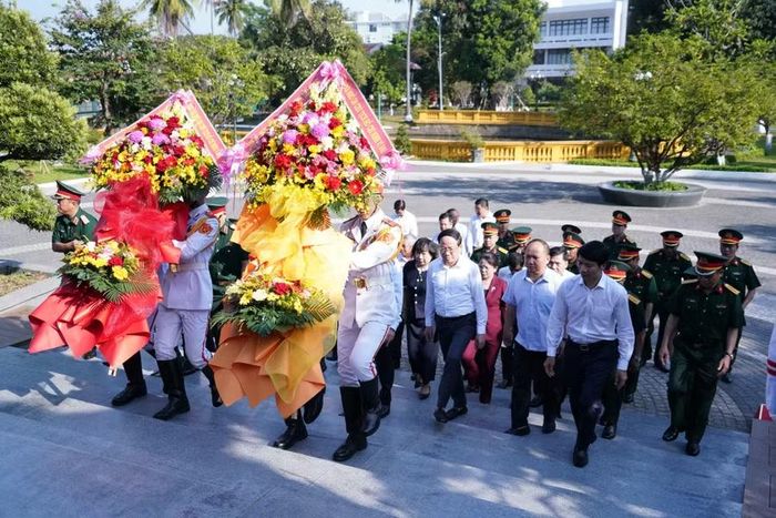  Đoàn đại biểu Ban Thường vụ Tỉnh ủy Gia Lai và Ban Thường vụ Đảng ủy, Bộ Tư lệnh Quân khu 5 dâng hương, dâng hoa tưởng niệm Chủ tịch Hồ Chí Minh tại Bảo tàng Hồ Chí Minh - Chi nhánh Quân khu 5 (TP. Đà Nẵng). Ảnh: N.H 