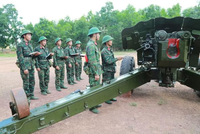  Cán bộ, chiến sĩ Lữ đoàn 572 quyết tâm thi đua đổi mới sáng tạo, phát triển khoa học công nghệ, chuyển đổi số, chuyển đổi xanh để hoàn thành tốt nhiệm vụ quân sự, quốc phòng, nhất là công tác huấn luyện, sẵn sàng chiến đấu. Ảnh: H.P 