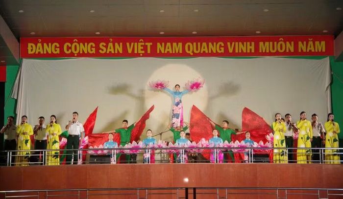  Đoàn Văn công Quân khu 5 biểu diễn văn nghệ phục vụ cán bộ, chiến sĩ Lữ đoàn 572 và nhân dân trên địa bàn. Ảnh: H.P 
