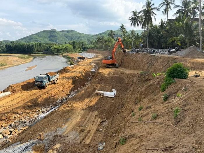  Tuyến kè sông Kim Sơn qua đội 3 (thôn Gia Đức, xã Hoài Ân) đang thi công các hạng mục chân, thân kè. Ảnh: N.C 