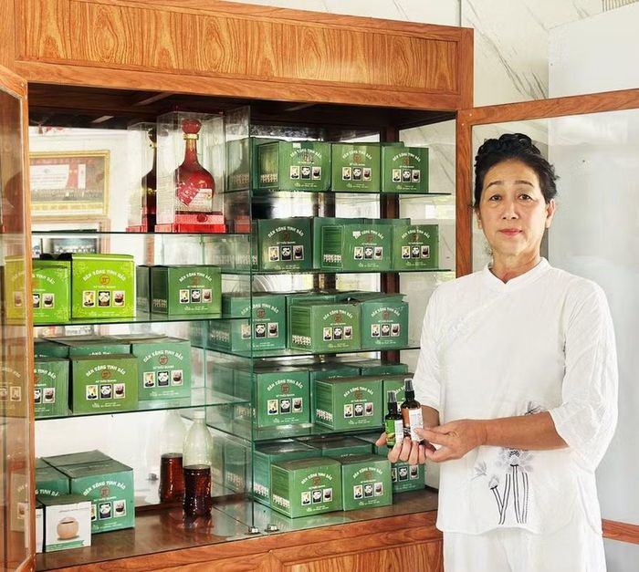  Cựu chiến binh Lê Thị Nguyệt thành lập hợp tác xã sản xuất nấm, tinh dầu sả tạo việc làm cho cựu chiến binh và lao động tại địa phương. Ảnh: Hồng Thương 