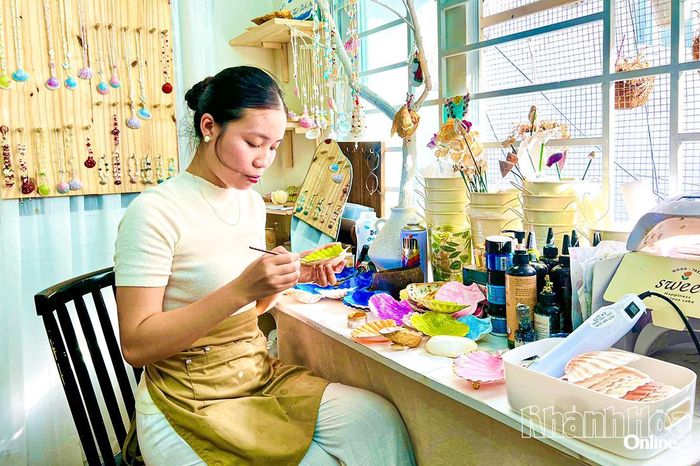 Chị Nguyễn Thị Thúy Lan chế tác sản phẩm mỹ nghệ từ vỏ sò.