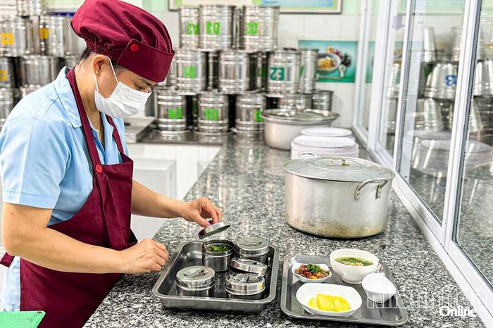 Nhân viên cấp dưỡng Trường Mầm non Lộc Thọ 2 thực hiện lưu mẫu theo quy định.