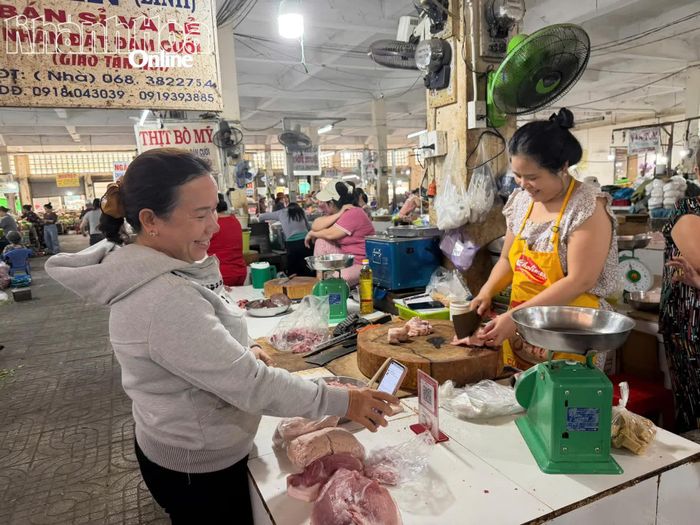 Khách hàng thanh toán không dùng tiền mặt tại chợ Phan Rang.