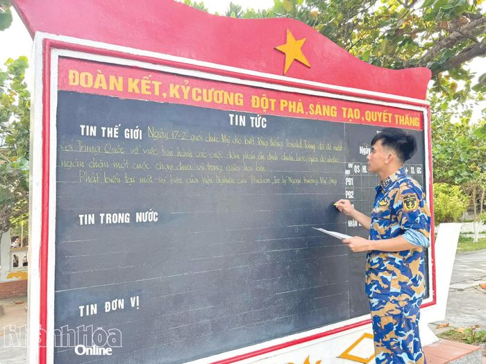 Bảng tin tức ở đảo Song Tử Tây.
