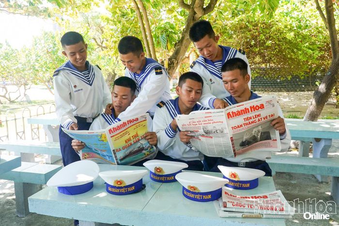 Các chiến sĩ đảo Song Tử Tây đọc Báo Khánh Hòa.
