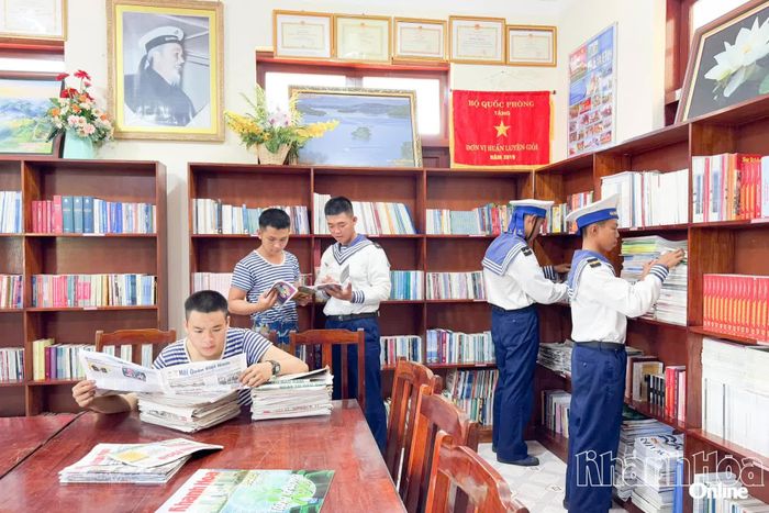 Các chiến sĩ đảo Sinh Tồn tìm tài liệu, đọc tin tức sau giờ huấn luyện.